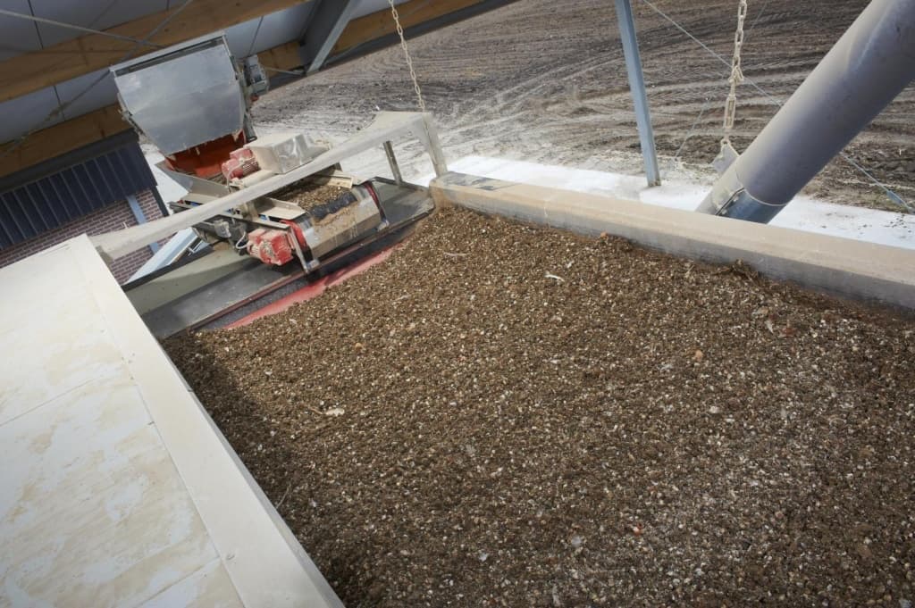 Poultry manure dying on manure belts before being transported to covered dry storage. Image source: https://www.vdlagrotech.com/en/products/dryingtechnology/manure-drying 